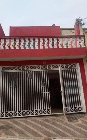 Casa à venda com 200m², 3 quartos e 1 vaga Casa à venda com 200m², 3 quartos e 1 vagaFachada