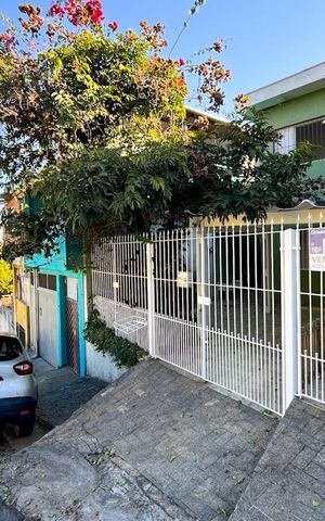 Casa à venda com 120m², 4 quartos e 2 vagas Casa à venda com 120m², 4 quartos e 2 vagasFachada