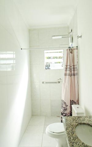 Casa à venda com 120m², 4 quartos e 2 vagas Casa à venda com 120m², 4 quartos e 2 vagasBanheiro social