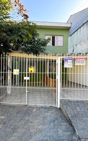 Casa à venda com 120m², 4 quartos e 2 vagas Casa à venda com 120m², 4 quartos e 2 vagasFachada