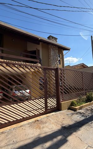 Casa à venda com 250m², 3 quartos e 2 vagasFachada