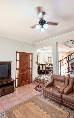 Casa à venda com 250m², 3 quartos e 2 vagasSala