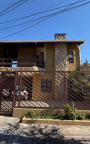 Casa à venda com 250m², 3 quartos e 2 vagasFachada