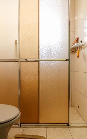Casa à venda com 164m², 3 quartos e 2 vagas Casa à venda com 164m², 3 quartos e 2 vagasBanheiro