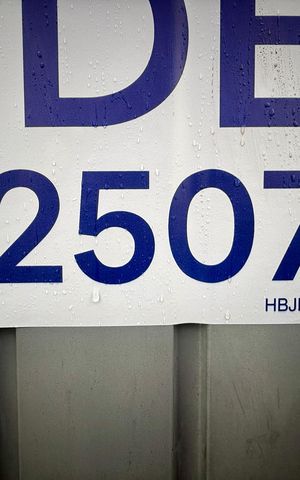 Casa à venda com 250m², 4 quartos e 5 vagas Casa à venda com 250m², 4 quartos e 5 vagasPlaca