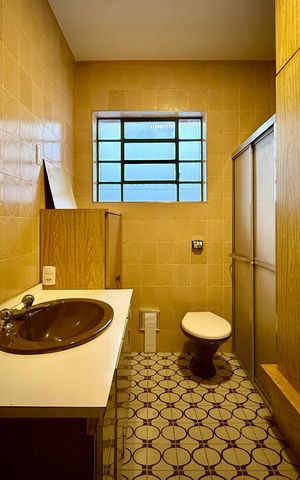 Casa à venda com 250m², 4 quartos e 5 vagas Casa à venda com 250m², 4 quartos e 5 vagasBanheiro Social