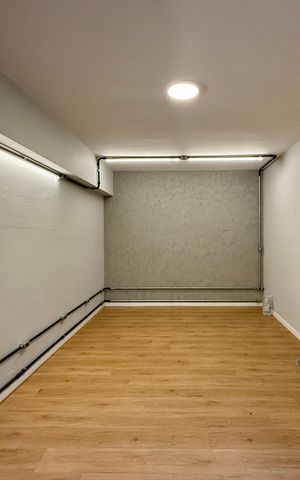 Casa à venda com 250m², 4 quartos e 5 vagas Casa à venda com 250m², 4 quartos e 5 vagasSalão de Festas