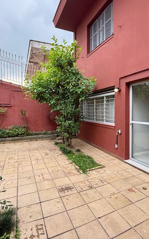 Casa à venda com 250m², 4 quartos e 5 vagas Casa à venda com 250m², 4 quartos e 5 vagasQuintal
