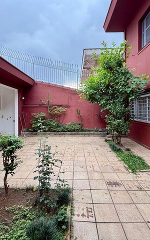 Casa à venda com 250m², 4 quartos e 5 vagas Casa à venda com 250m², 4 quartos e 5 vagasQuintal
