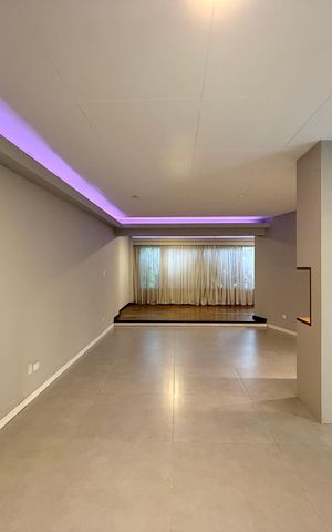 Casa à venda com 250m², 4 quartos e 5 vagas Casa à venda com 250m², 4 quartos e 5 vagasSala