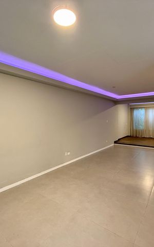 Casa à venda com 250m², 4 quartos e 5 vagas Casa à venda com 250m², 4 quartos e 5 vagasSala