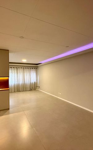 Casa à venda com 250m², 4 quartos e 5 vagas Casa à venda com 250m², 4 quartos e 5 vagasSala