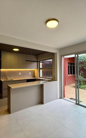 Casa à venda com 250m², 4 quartos e 5 vagas Casa à venda com 250m², 4 quartos e 5 vagasCozinha