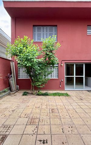Casa à venda com 250m², 4 quartos e 5 vagas Casa à venda com 250m², 4 quartos e 5 vagasQuintal