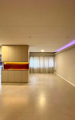 Casa à venda com 250m², 4 quartos e 5 vagas Casa à venda com 250m², 4 quartos e 5 vagasSala