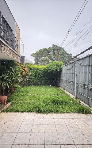 Casa à venda com 250m², 4 quartos e 5 vagas Casa à venda com 250m², 4 quartos e 5 vagasGaragem