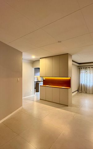 Casa à venda com 250m², 4 quartos e 5 vagas Casa à venda com 250m², 4 quartos e 5 vagasSala