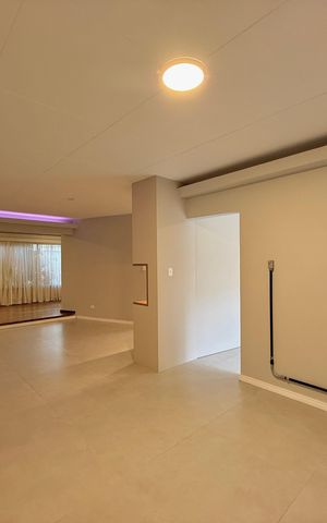 Casa à venda com 250m², 4 quartos e 5 vagas Casa à venda com 250m², 4 quartos e 5 vagasSala