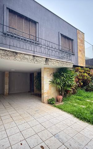 Casa à venda com 250m², 4 quartos e 5 vagas Casa à venda com 250m², 4 quartos e 5 vagasGaragem