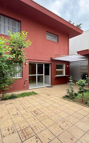 Casa à venda com 250m², 4 quartos e 5 vagas Casa à venda com 250m², 4 quartos e 5 vagasQuintal