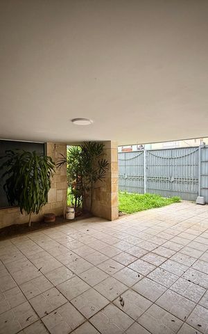 Casa à venda com 250m², 4 quartos e 5 vagas Casa à venda com 250m², 4 quartos e 5 vagasGaragem