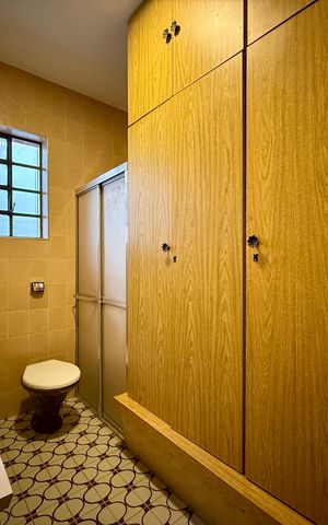 Casa à venda com 250m², 4 quartos e 5 vagas Casa à venda com 250m², 4 quartos e 5 vagasBanheiro Social