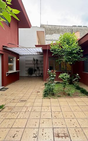 Casa à venda com 250m², 4 quartos e 5 vagas Casa à venda com 250m², 4 quartos e 5 vagasQuintal