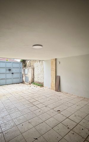 Casa à venda com 250m², 4 quartos e 5 vagas Casa à venda com 250m², 4 quartos e 5 vagasGaragem