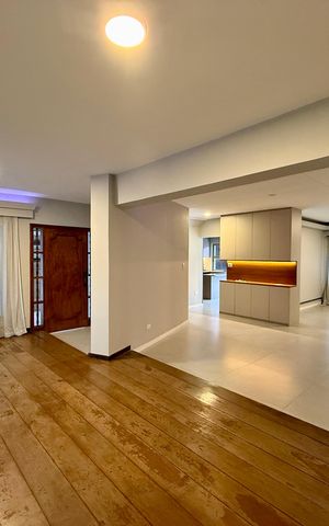 Casa à venda com 250m², 4 quartos e 5 vagas Casa à venda com 250m², 4 quartos e 5 vagasSala