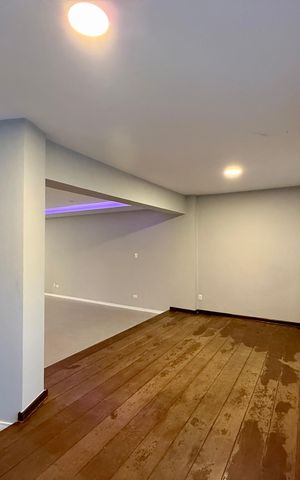 Casa à venda com 250m², 4 quartos e 5 vagas Casa à venda com 250m², 4 quartos e 5 vagasSala