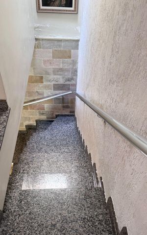 Casa à venda com 270m², 3 quartos e 2 vagas Casa à venda com 270m², 3 quartos e 2 vagasEscada