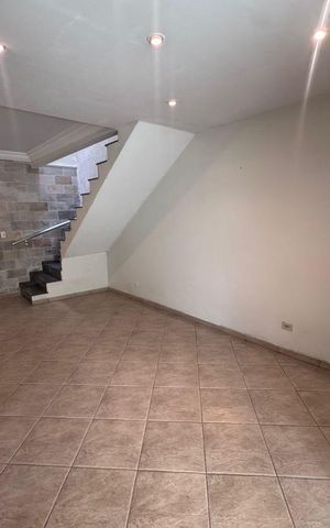 Casa à venda com 270m², 3 quartos e 2 vagas Casa à venda com 270m², 3 quartos e 2 vagasSala
