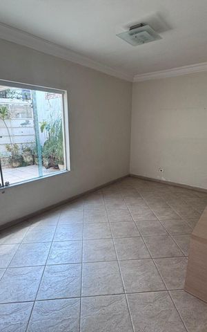 Casa à venda com 270m², 3 quartos e 2 vagas Casa à venda com 270m², 3 quartos e 2 vagasSala