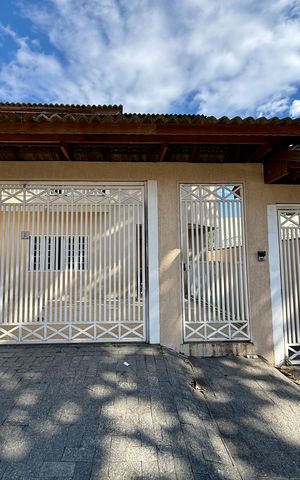 Casa à venda com 370m², 5 quartos e 8 vagas Casa à venda com 370m², 5 quartos e 8 vagasFachada