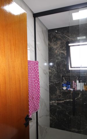 Casa à venda com 220m², 4 quartos e 2 vagasBanheiro