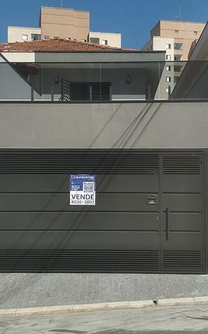 Casa à venda com 220m², 4 quartos e 2 vagas Casa à venda com 220m², 4 quartos e 2 vagasFachada