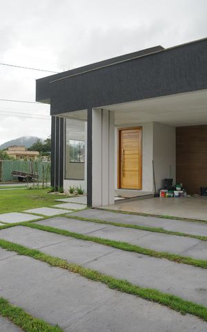 Casa de condomínio para alugar com 360m², 3 quartos e 2 vagas Casa de condomínio para alugar com 360m², 3 quartos e 2 vagasFachada