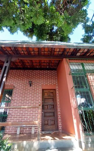 Casa à venda com 193m², 5 quartos e 2 vagas Casa à venda com 193m², 5 quartos e 2 vagasfachada