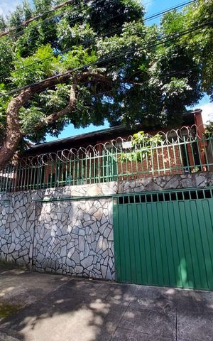 Casa à venda com 193m², 5 quartos e 2 vagas Casa à venda com 193m², 5 quartos e 2 vagasfachada