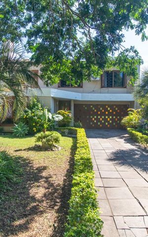 Casa à venda com 265m², 3 quartos e 2 vagas Casa à venda com 265m², 3 quartos e 2 vagasFachada