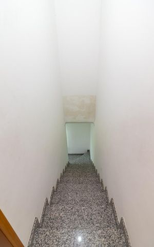 Casa de condomínio à venda com 67m², 2 quartos e 1 vagaEscada