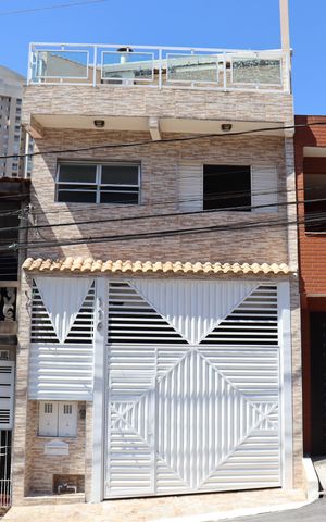 Casa à venda com 342m², 3 quartos e 4 vagas Casa à venda com 342m², 3 quartos e 4 vagasFachada