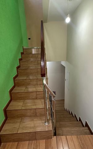 Casa à venda com 342m², 3 quartos e 4 vagas Casa à venda com 342m², 3 quartos e 4 vagasEscada
