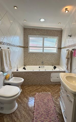 Casa à venda com 342m², 3 quartos e 4 vagas Casa à venda com 342m², 3 quartos e 4 vagasBanheiro da Suíte 3
