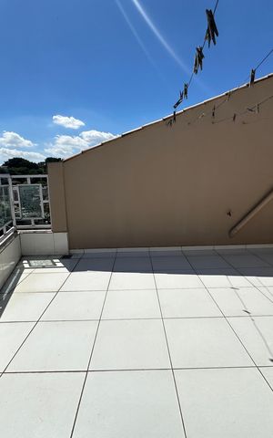 Casa à venda com 342m², 3 quartos e 4 vagas Casa à venda com 342m², 3 quartos e 4 vagasVaranda