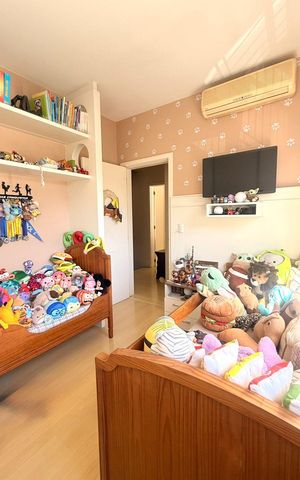 Casa de condomínio à venda com 257m², 4 quartos e 2 vagas Casa de condomínio à venda com 257m², 4 quartos e 2 vagasQuarto