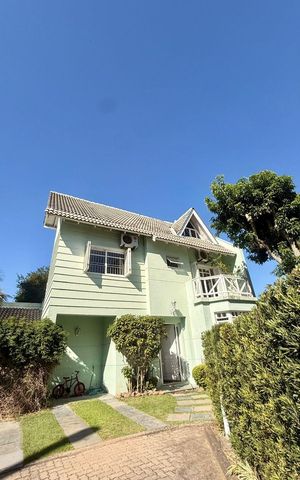 Casa de condomínio à venda com 257m², 4 quartos e 2 vagas Casa de condomínio à venda com 257m², 4 quartos e 2 vagasÁrea externa