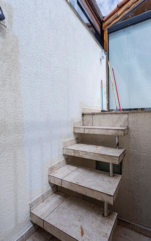 Casa à venda com 100m², 3 quartos e 3 vagasEscada