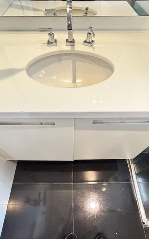 Apartamento à venda com 75m², 1 quarto e 2 vagas Apartamento à venda com 75m², 1 quarto e 2 vagasBanheiro da Suíte