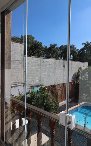Casa à venda com 700m², 6 quartos e 6 vagas Casa à venda com 700m², 6 quartos e 6 vagasVaranda - Entrada Principal